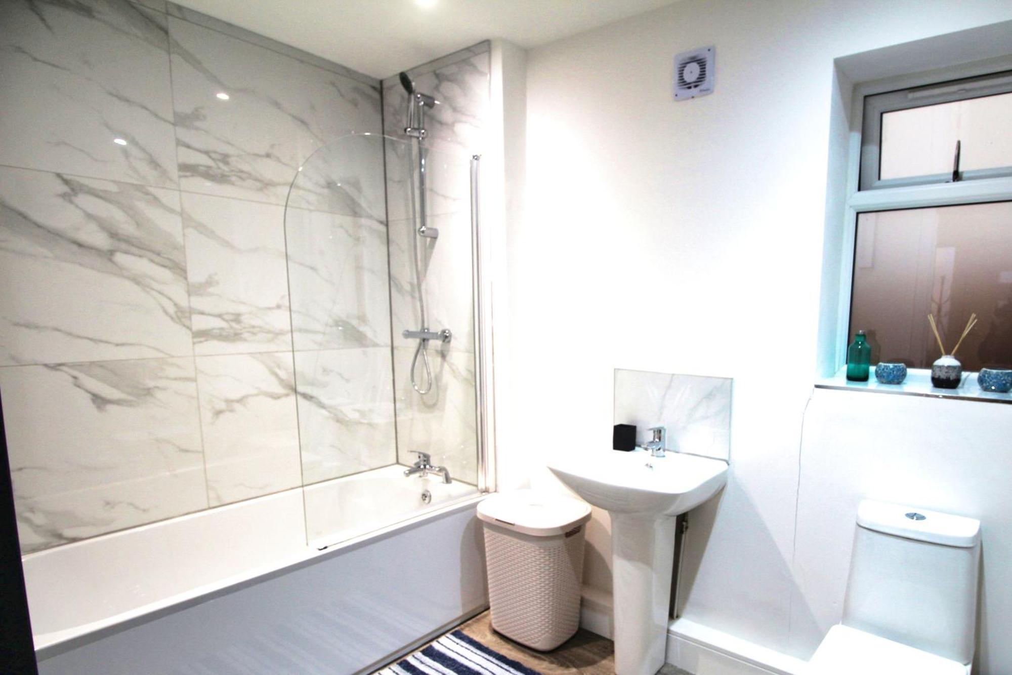 Rotherham - Rawmarsh - Great Customer Feedback - 2 Bed Bungalow - New Build - High End Furnishings - Wheel Chair Accessible - Large Enclosed Garden - Dog Friendly المظهر الخارجي الصورة