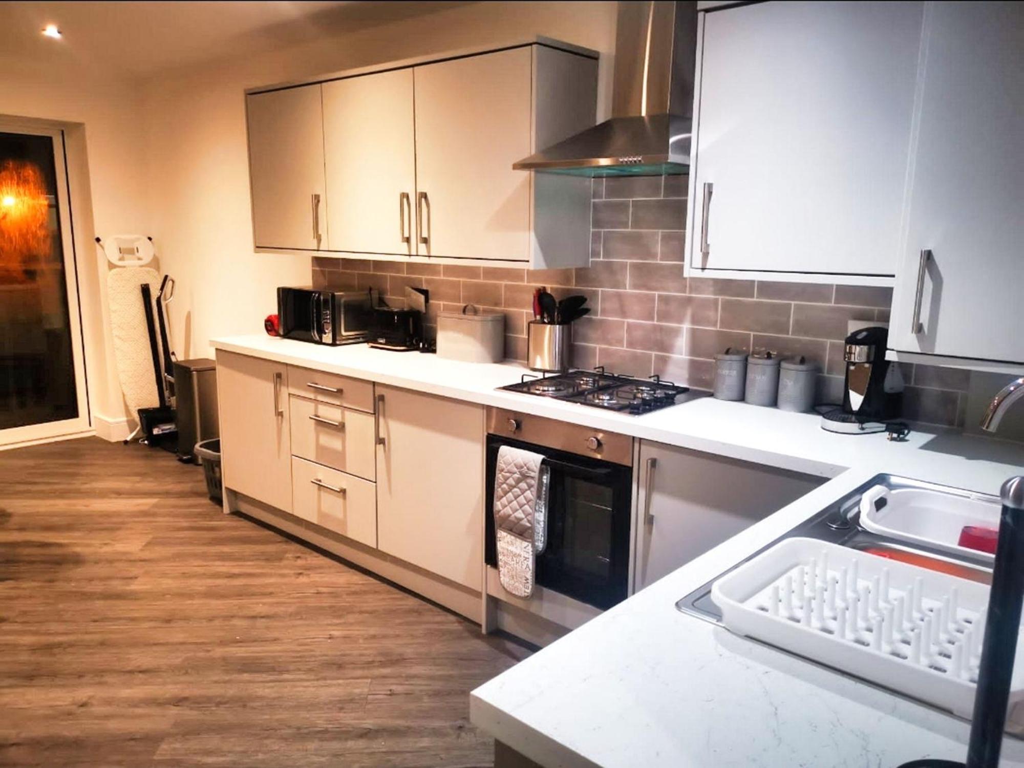 Rotherham - Rawmarsh - Great Customer Feedback - 2 Bed Bungalow - New Build - High End Furnishings - Wheel Chair Accessible - Large Enclosed Garden - Dog Friendly المظهر الخارجي الصورة